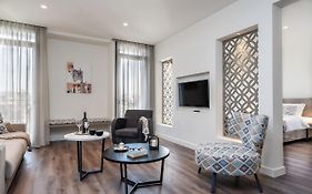 Urban Nest - Suites & Apartments